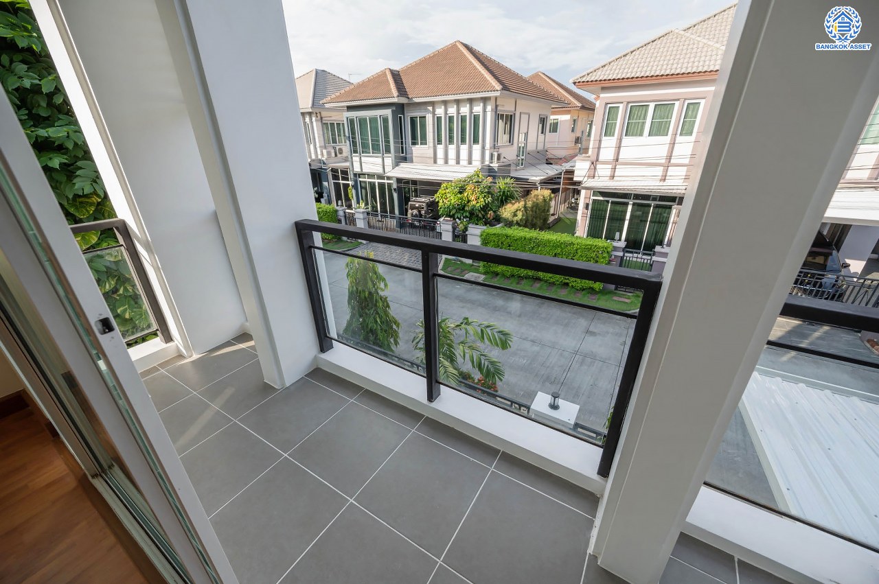 บ้านมือสองตกแต่งใหม่ โครงการ บางกอก บูเลอวาร์ด รามอินทรา แบรนด์ SC Asset เนื้อที่ 55.20 ตร.ว. ฟังก์ชัน 3 ห้องนอน 3 ห้องน้ำ ที่จอดรถ 2 คัน บนทำเลแห่งการเดินทาง เชื่อมต่อถนนรามอินทรา, ถนนรัชดา-รามอินทรา ใกล้จุดขึ้น "ทางด่วนรามอินทรา" รถไฟฟ้าสายสีชมพู "สถานีวงแหวนรามอินทรา" และ ใกล้ห้างแฟชั่น ไอส์แลนด์